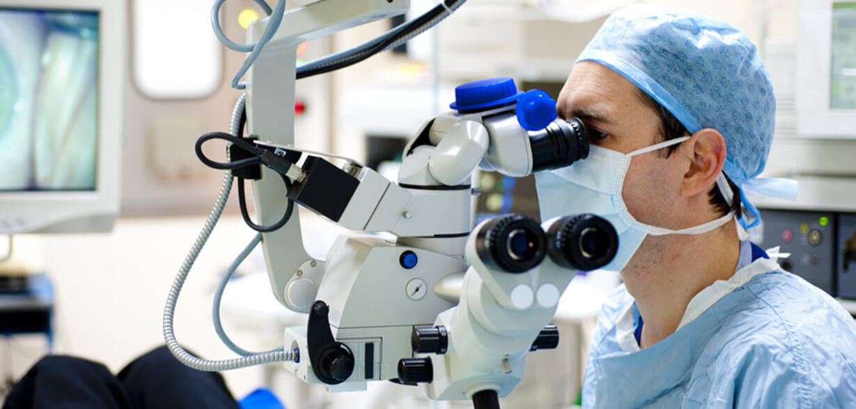 Chirurgien ophtalmologiste en train de pratiquer une chirurgie de la cataracte